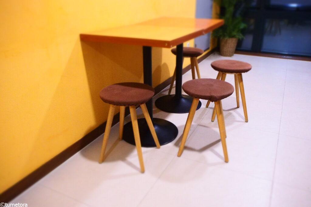 ホテル スカイパーク キングスタウンの共用キッチンのイスとテーブル