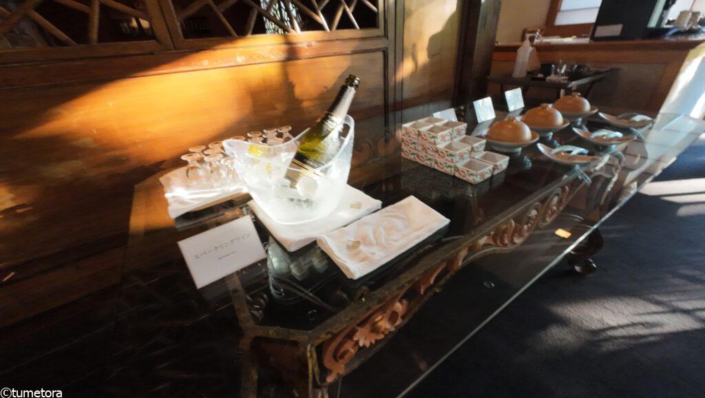 コーヒーラウンジにおいてあるスパークリングワイン