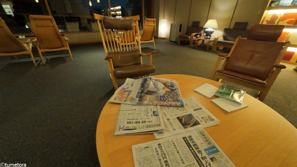 テラスラウンジの新聞