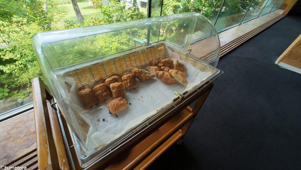 朝のサービスのパン