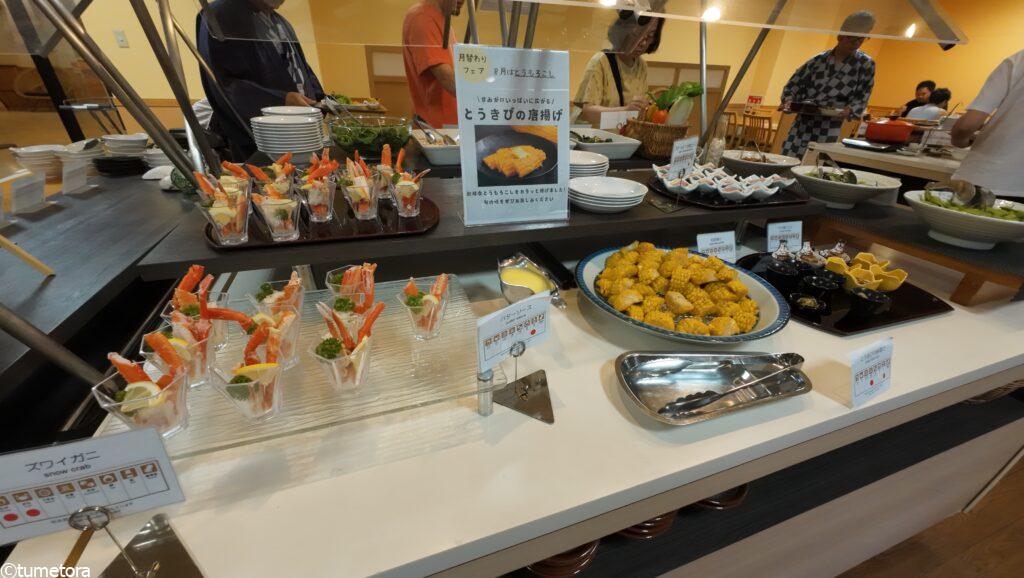 休暇村支笏湖の夜ビュッフェのとうもろこしとズワイガニ