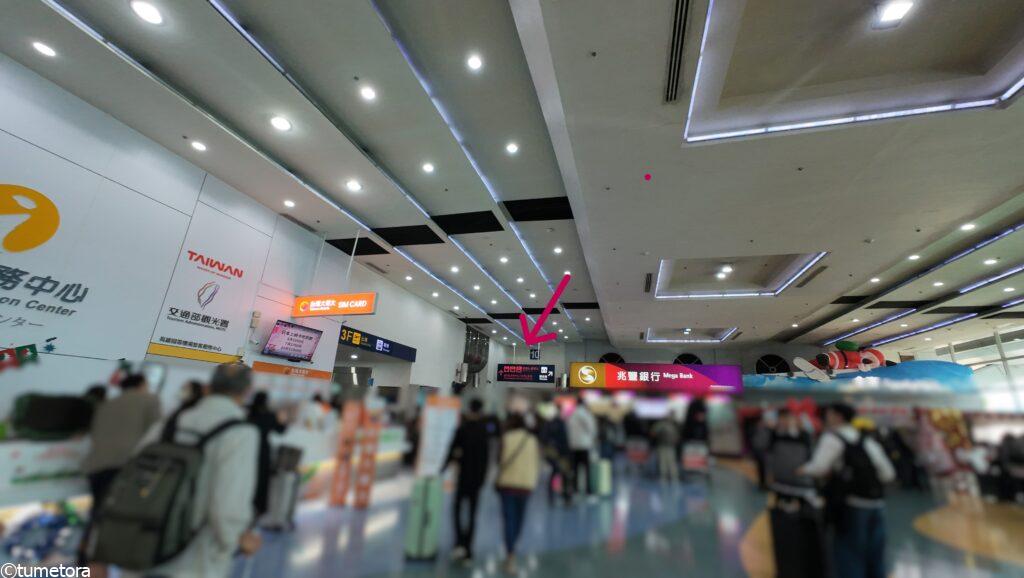 高雄駅の隣の通路