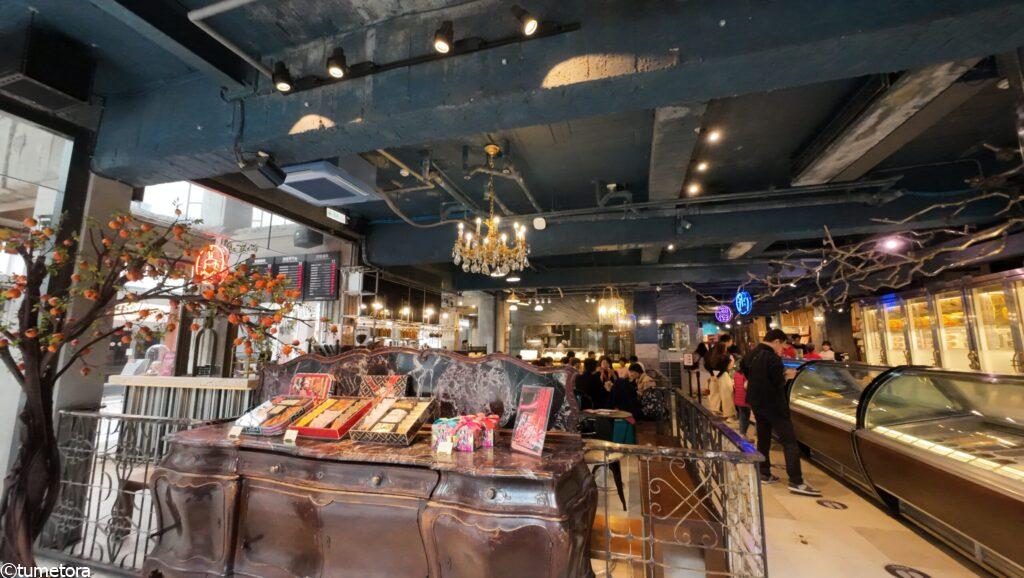 銀行の面影が残るレトロ&インダストリアルな店内