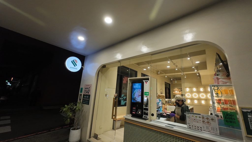 ホテルすぐ横!野菜不足を解消できるポキ専門店「PokéPoké」
